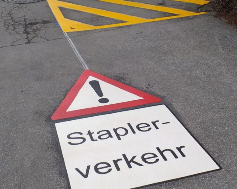 Staplerverkehr-Markierung auf der Straße